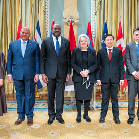 Une photo de groupe avec la gouverneure générale Simon et cinq nouveaux chefs de mission. 