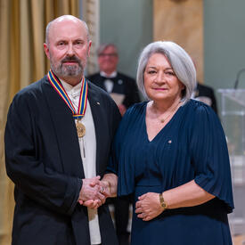 La gouverneure générale Marie Simon remet à James Kudelka ses Prix du Gouverneur général pour les arts du spectacle