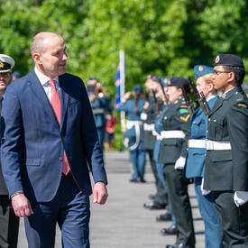 Le président islandais Guðni Th. Jóhannesson, inspecte la garde d'honneur militaire.