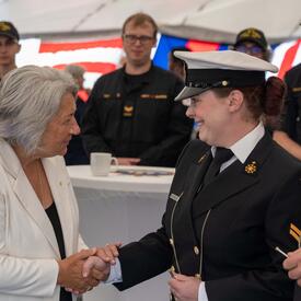 La gouverneure générale Mary Simon serre la main d'un membre de la Marine royale canadienne.