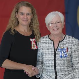 La Croix du service méritoire a été présentée à Sandra Muir Reilly qui a fondé la Children’s Cottage Society de Calgary en 1986 pour offrir aux parents en période de crise un lieu sûr où laisser leurs enfants.