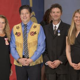 La Médaille du service méritoire a été présentée à Derek Crowe, Justin Ferbey et Jane Koepke qui, ensemble, ont lancé Singletrack to Success, un réseau de sentiers de vélo situé au mont Montana, près de Carcross, au Yukon. 