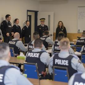 La gouverneure générale a visité l’École de la GRC, Division Dépôt, qui prépare les cadets aux situations réelles d’intervention policière.