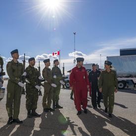 En après-midi, la gouverneure générale s’est rendue à la 15e Escadre/BFC Moose Jaw, où elle été accueillie par des représentants des Snowbirds des Forces canadiennes. 