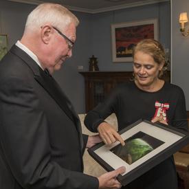 In the evening, the Governor General met with His Honour the Honourable W. Thomas Molloy, Lieutenant Governor of Saskatchewan, at Government House, where she presented him with a photo of the province of Saskatchewan taken from space.