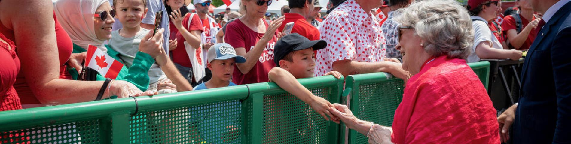 La gouverneure générale Arbour serrant la main des participants lors de la cérémonie de la Fête du Canada au parc des Plaines-Lebreton.