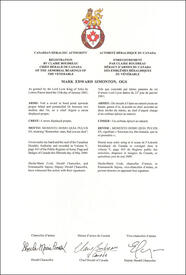 Lettres patentes enregistrant les emblèmes héraldiques de Mark Edward Simonton Lettres patentes enregistrant les emblèmes héraldiques de Mark Edward Simonton