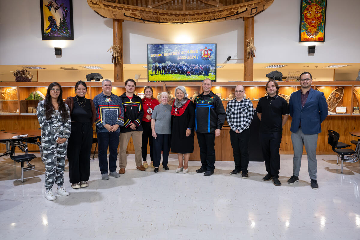 Governor General Mary Simon stands with members of the First Nations Training and Worforce Dev. Centre in Wendake, Quebec