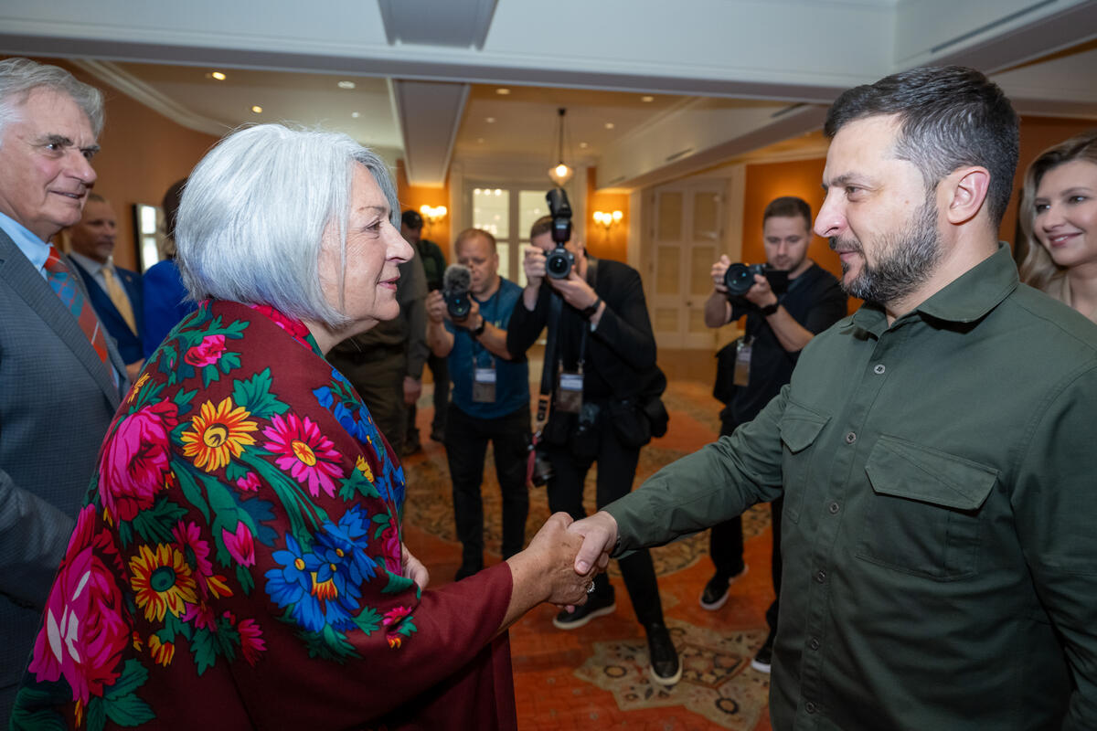Governor General Mary Simon shakes hands with His Excellency Volodymyr Zelenskyy, President of Ukraine