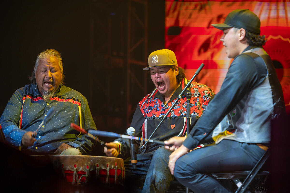 Des autochtones interprètent une chanson culturelle sur un tambour