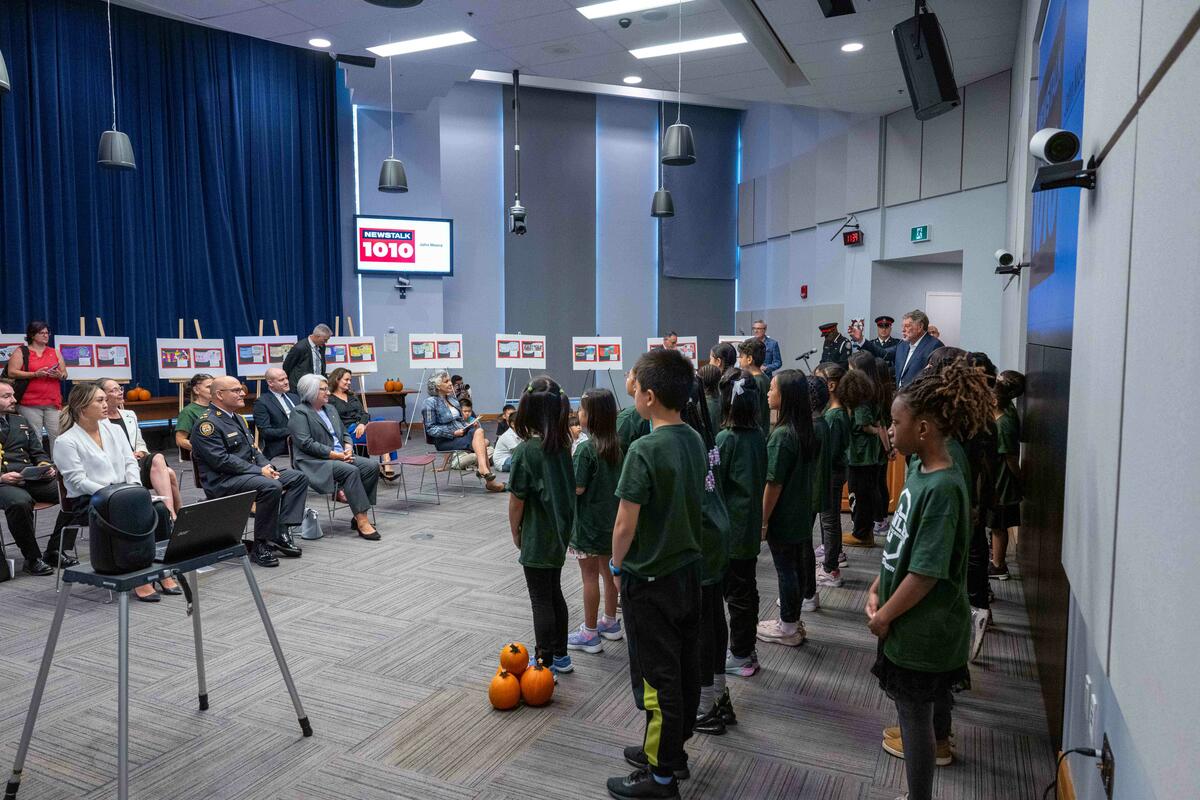 La gouverneure générale Mary Simon est assise lors d'une présentation