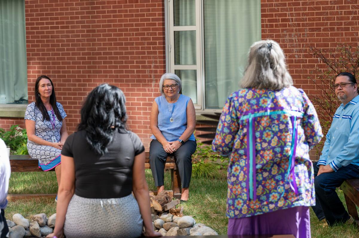 La gouverneure générale Mary Simon s'assoit et écoute les dirigeants du programme CAMH Shkaabe Makwa