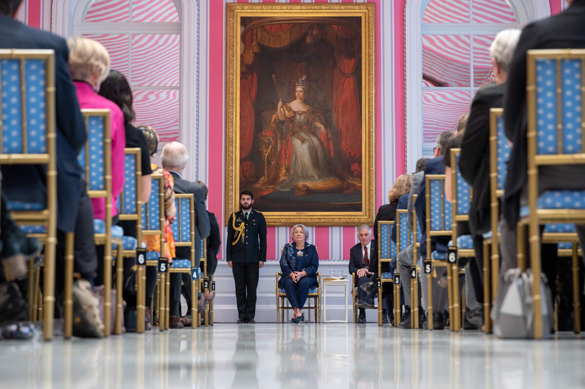 La gouverneure générale Mary Simon est assise sur une chaise à côté de M. Fraser