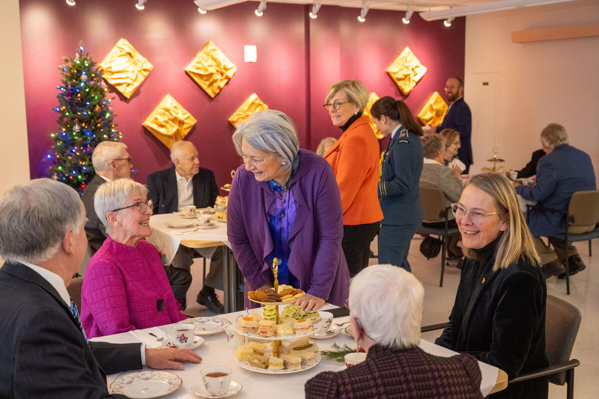 La gouverneure générale Mary Simon s'entretient avec une dame en tenue rose