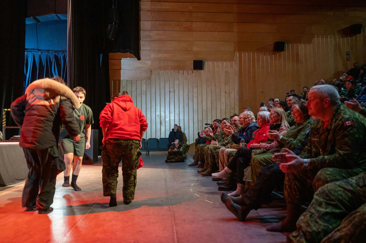 La gouverneure générale Mary Simon assiste à un spectacle culturel