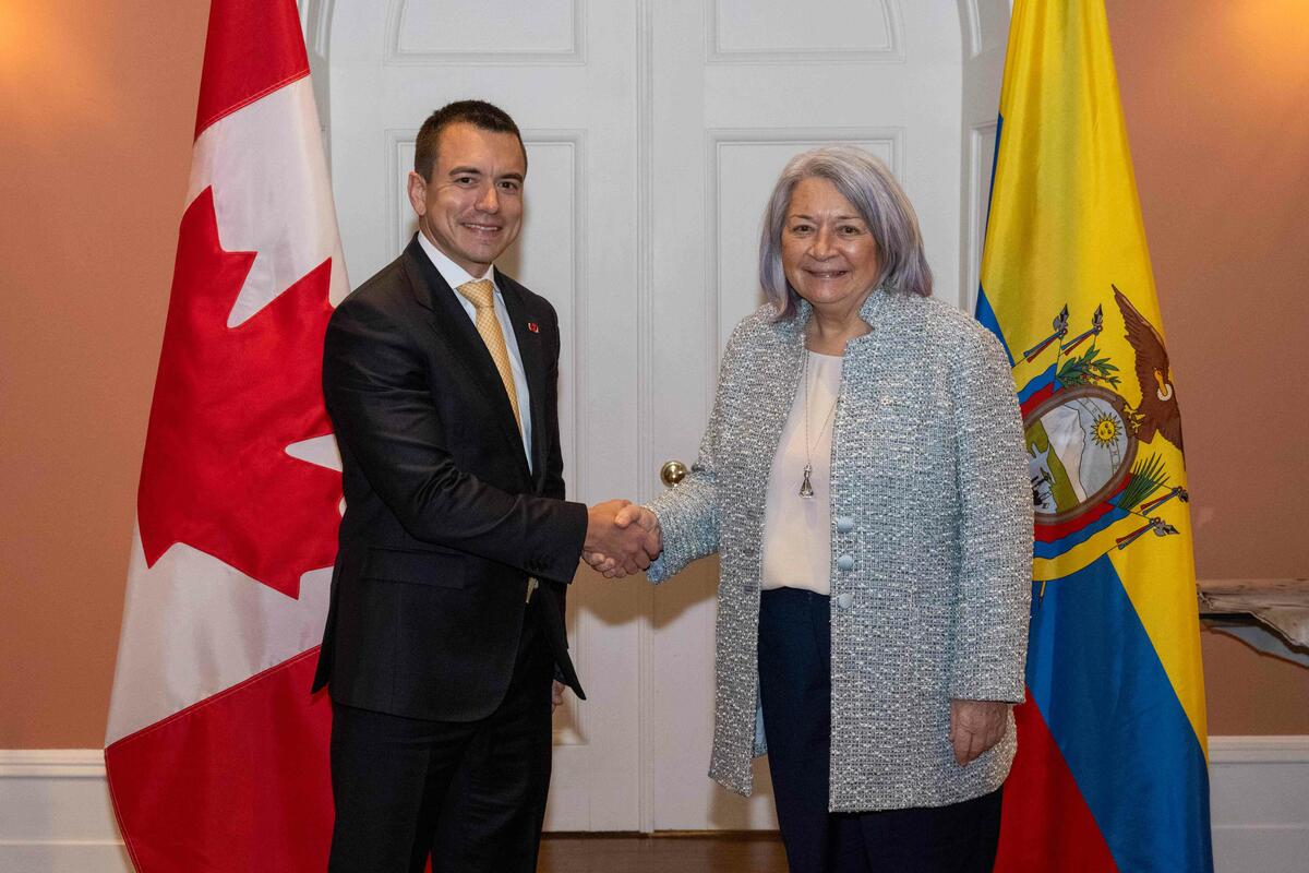 La gouverneure générale Mary Simon serre la main de Son Excellence Daniel Noboa Azín, président de la République de l'Équateur