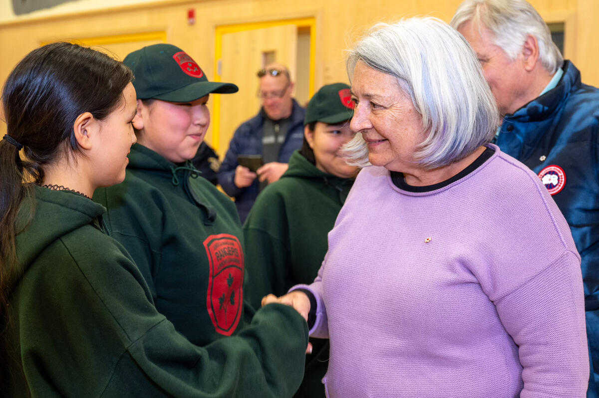 La gouverneure générale Mary Simon serre la main d'un Ranger junior canadien.