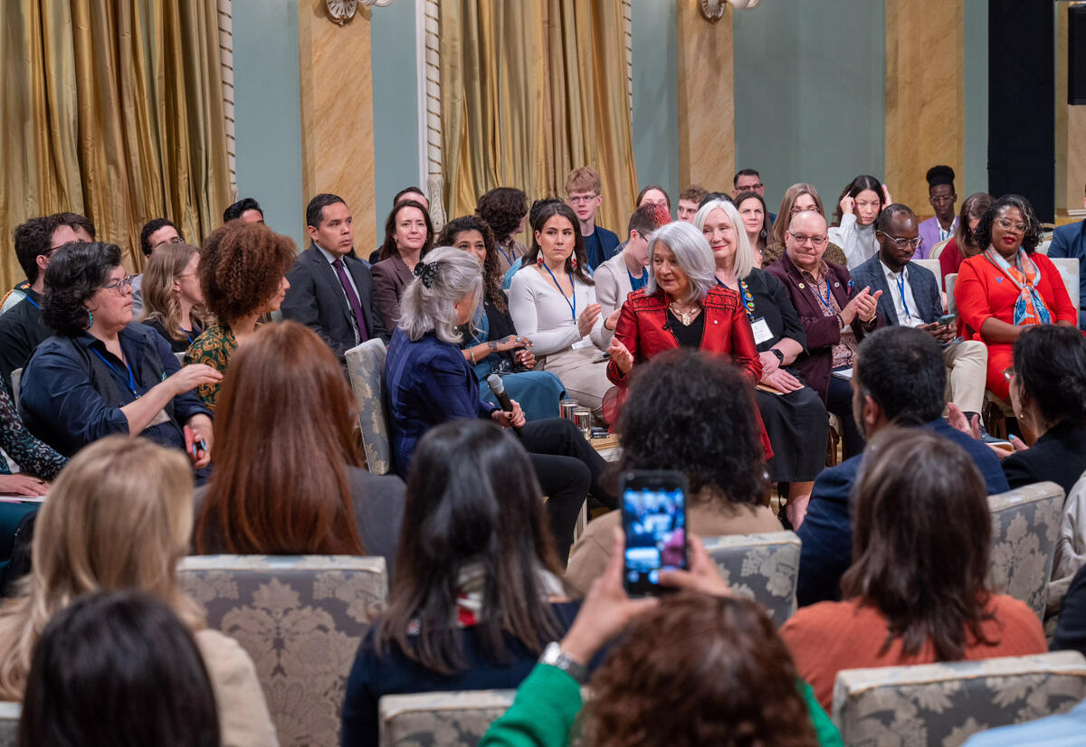 La gouverneure générale Mary Simon s'entretient avec Lisa LaFlamme assise sur des chaises dans la salle de bal