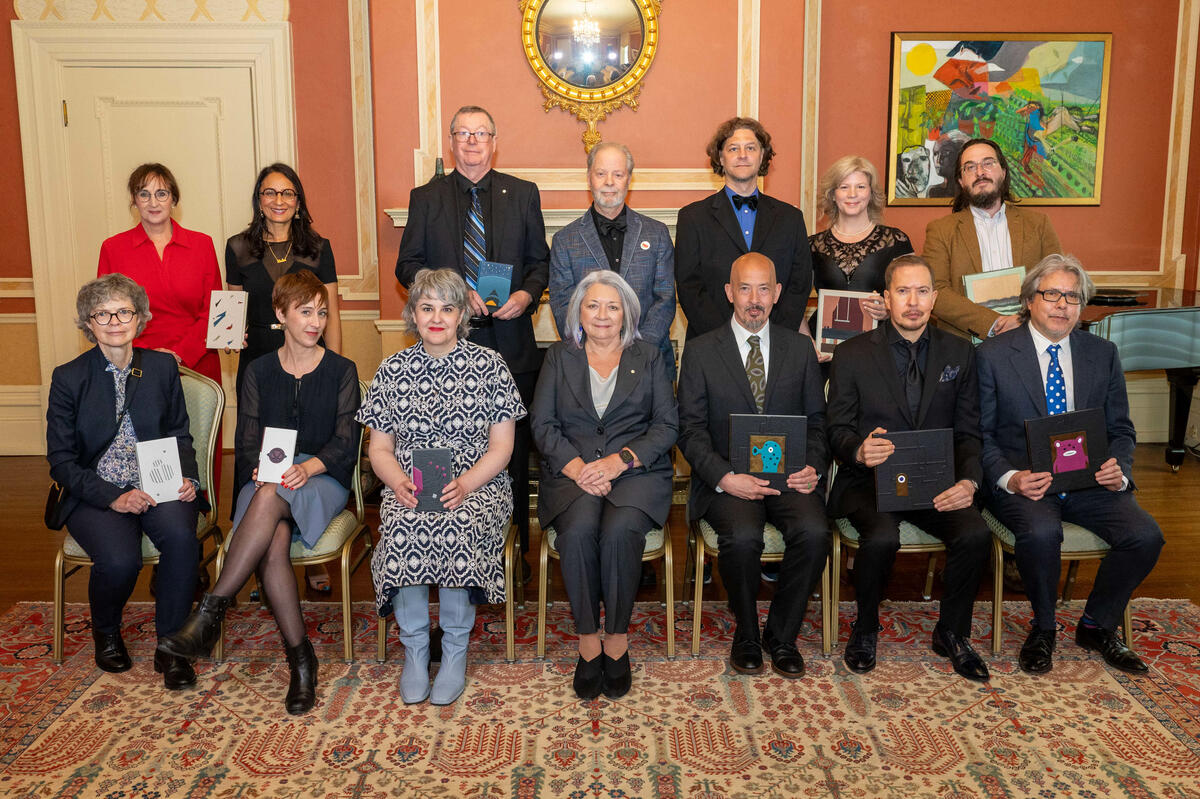 La gouverneure générale Mary Simon s'assis avec les récipiendaires de la cohorte 2020