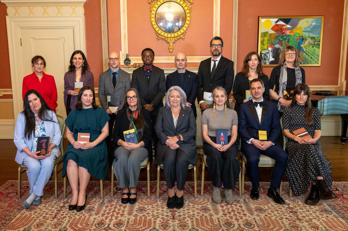 La gouverneure générale Mary Simon s'assis avec les récipiendaires de la cohorte 2021