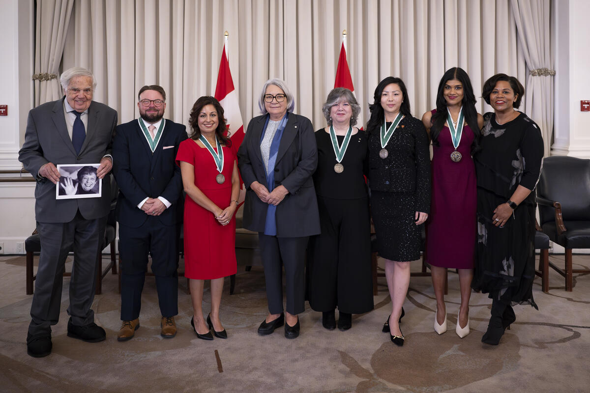 La gouverneure générale Mary Simon pose avec des recipiendaires.