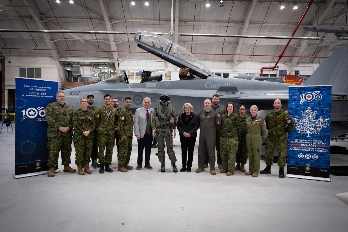 La gouverneure générale Mary Simon et Mr. Whit Fraser se tiennent aux côtés des membres de l'ARC.