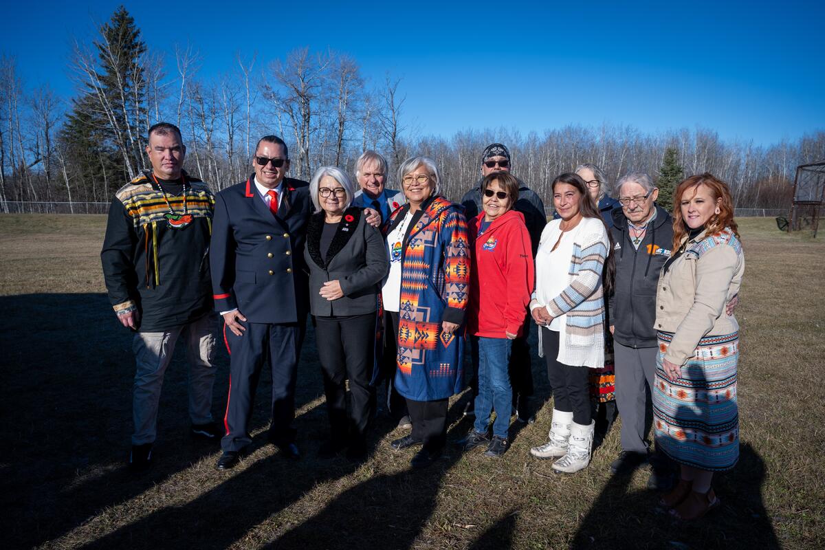 La gouverneure générale Mary Simon et Mr. Whit Fraser se tiennent parmis un groupe de personnes.