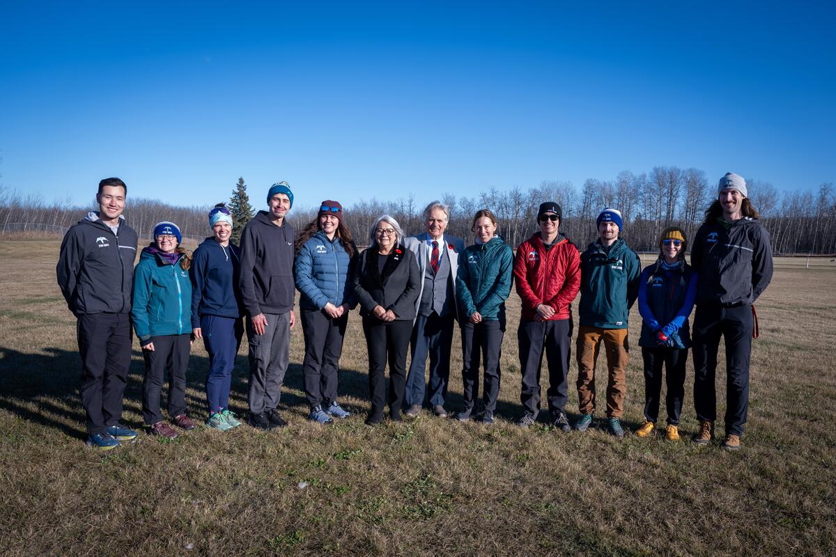 La gouverneure générale Mary Simon et Mr. Whit Fraser se tiennent parmis un groupe de personnes.