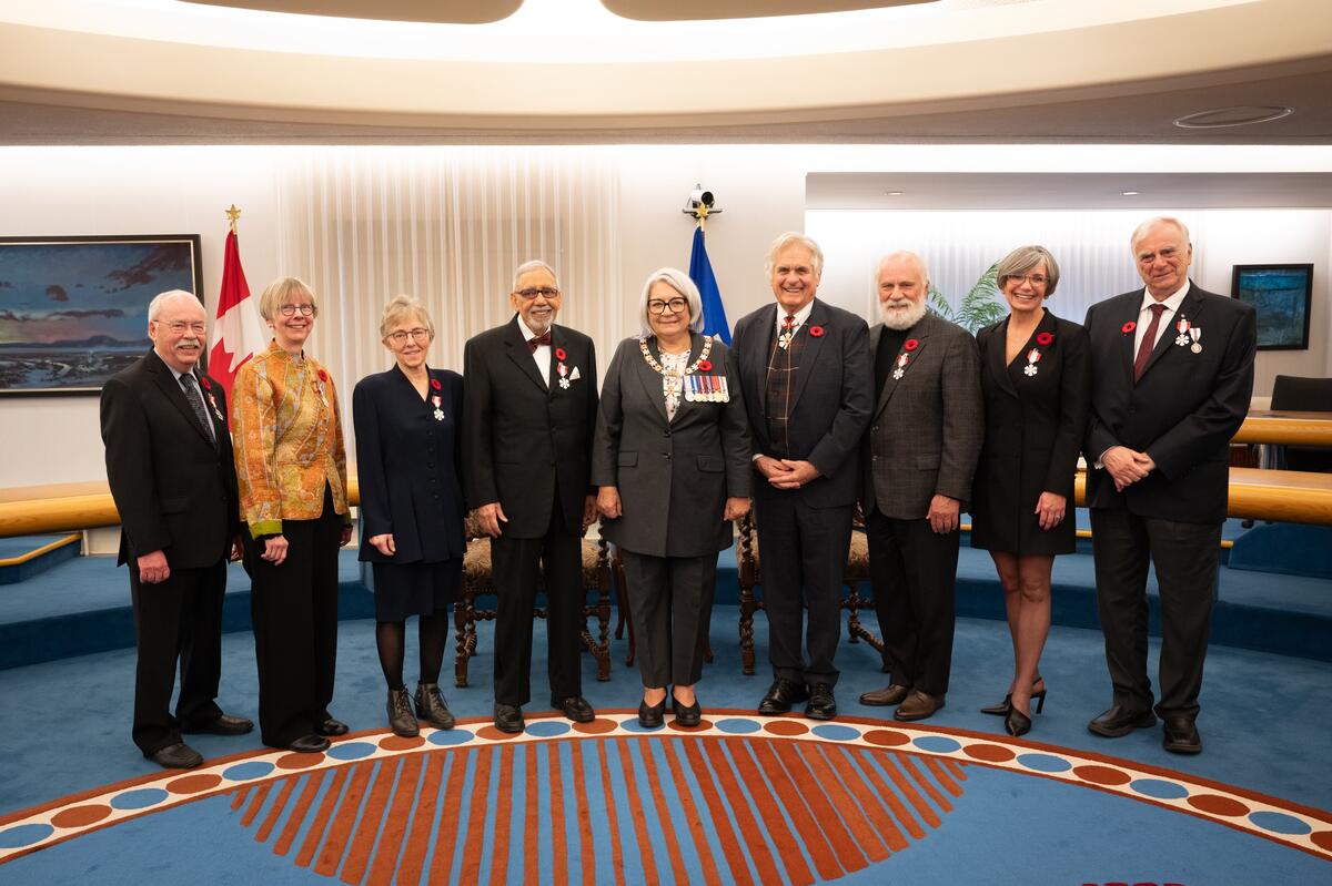 Photo de groupe avec la gouverneure générale Mary Simon, M. Whit Fraser et les membres de l'Ordre du Canada.