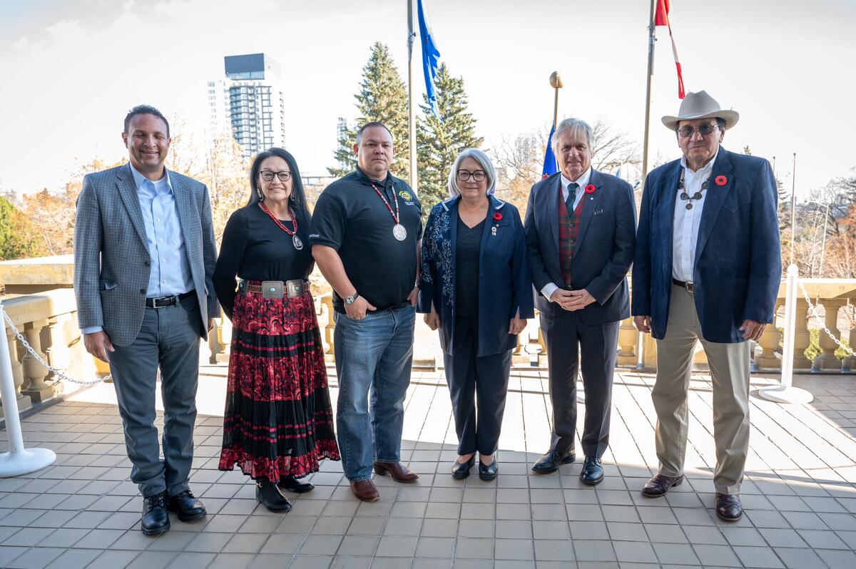 Photo de groupe avec la gouverneure générale Mary Simon.