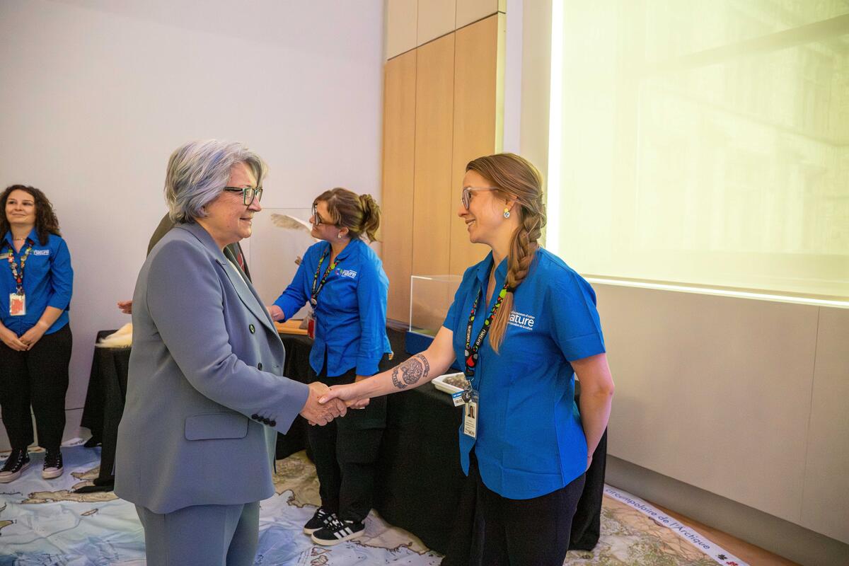 La gouverneure générale Mary Simon serrant la main du personnel du Musée de la nature.