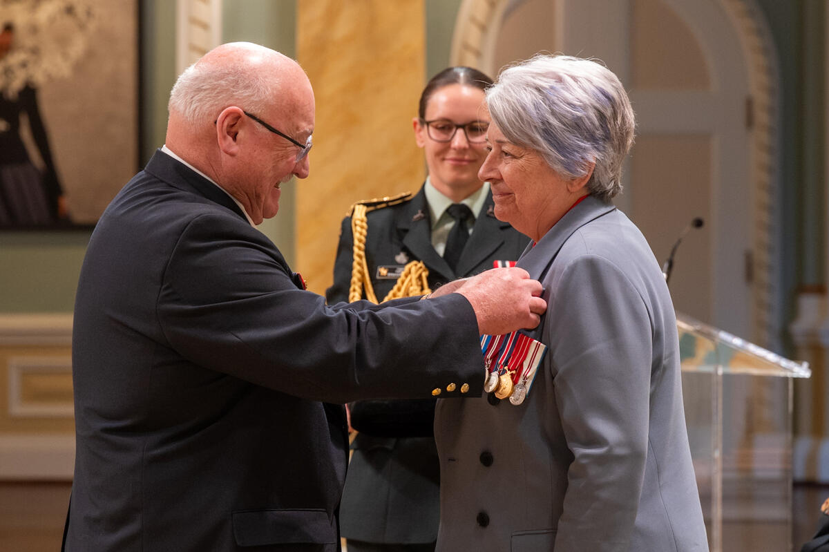Gouverneure générale Mary Simon recevant le premier coquelicot de 2025.