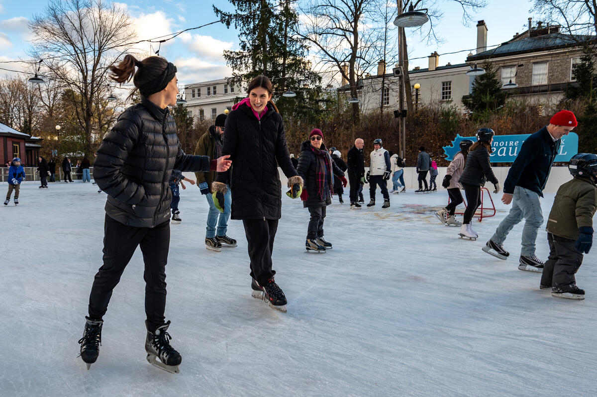 Des gens patinant sur la patinoire extérieure de Rideau Hall.