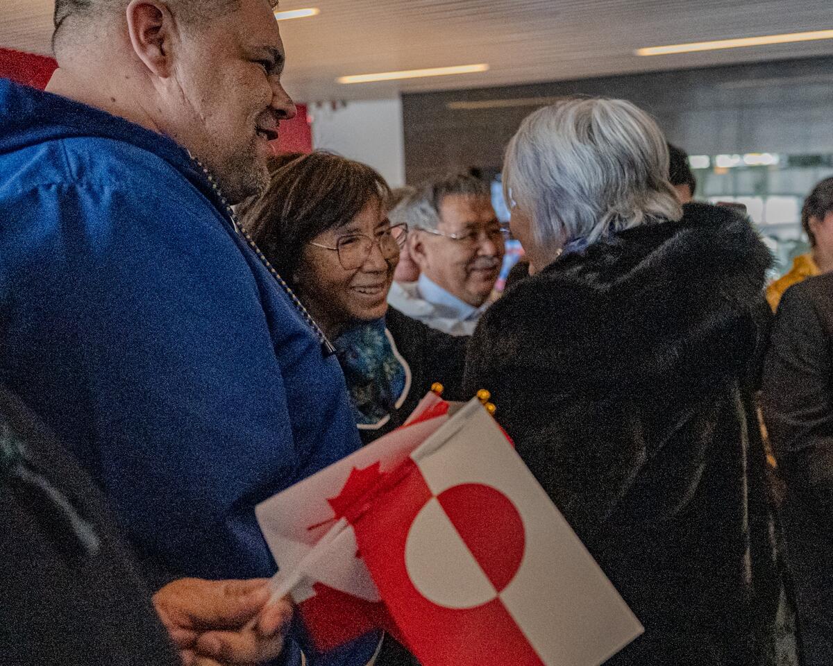 La gouverneure générale Mary Simon saluant une personne dans la foule venue l'accueillir au Groenland.