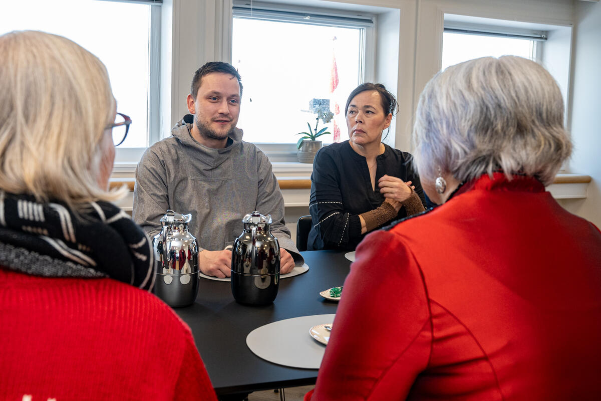 Le premier ministre du Groenland, Jens-Frederik Nielsen, et la ministre des Affaires étrangères du Groenland, Vivian Motzfeldt, assis à une table en face de la gouverneure générale et d'autres personnes.