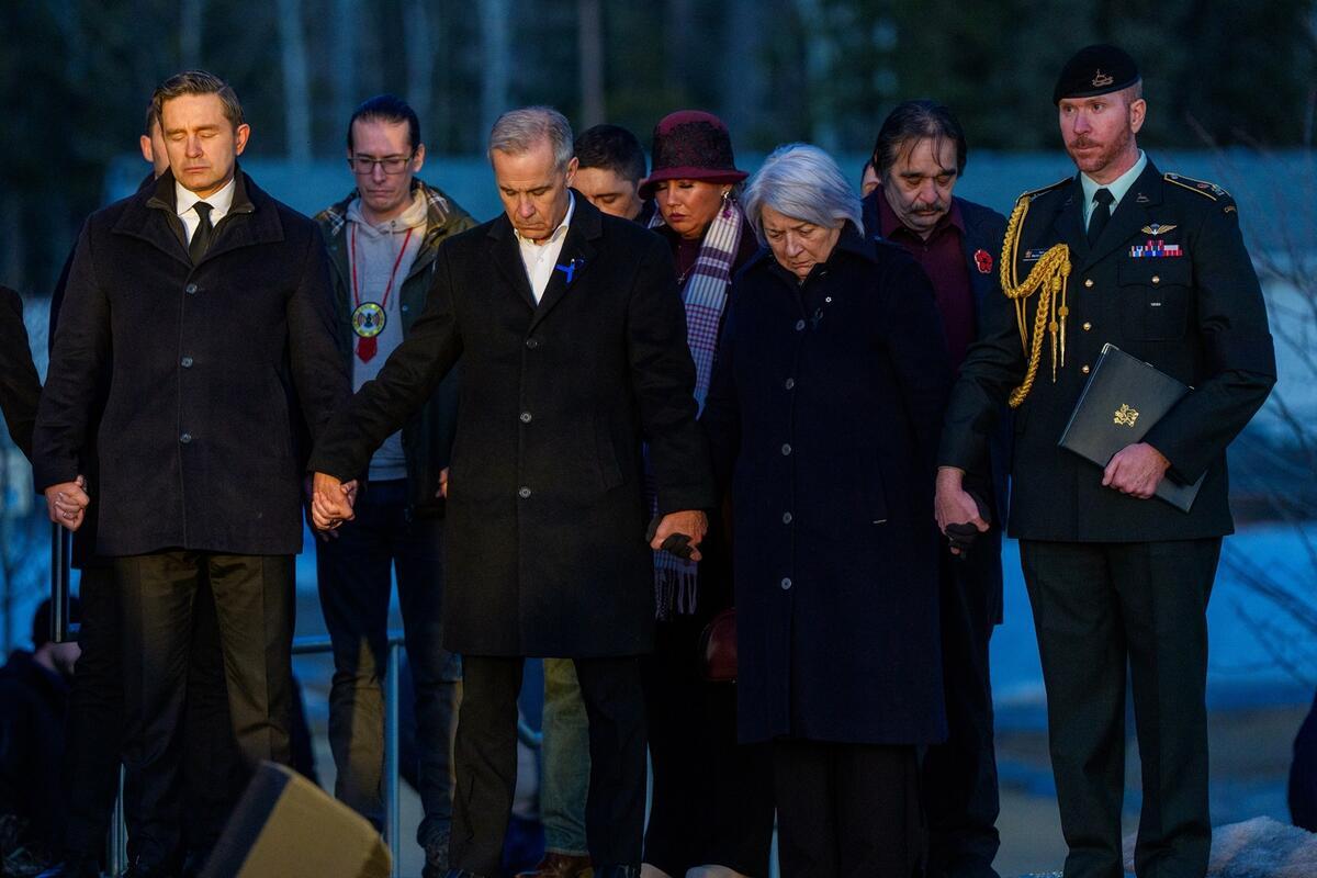 La gouverneure générale Mary Simon, le premier ministre du Canada Mark Carney et le chef du parti de l’opposition officielle du Canada Pierre Poilievre, debout main dans la main. Des personnes se tiennent derrière eux.