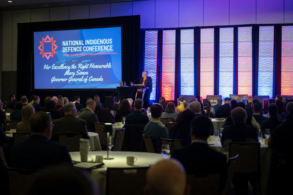 La gouverneure générale Mary Simon s'exprimant à la tribune lors de la Conférence nationale sur la défense autochtone.