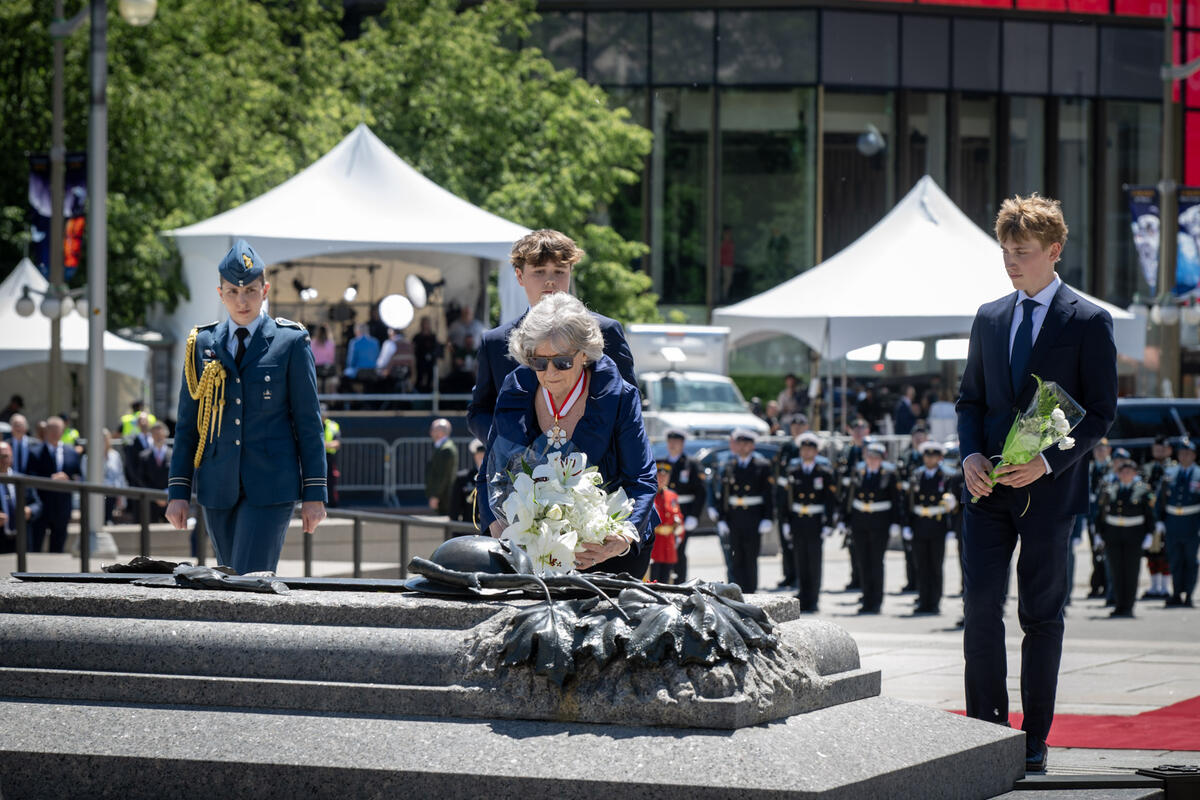 Governor General Louise Arbour placing flowers on the Tomb of the Unknown Soldier.