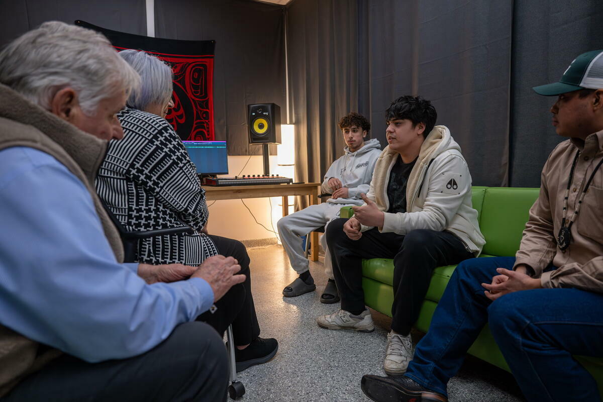 La gouverneure générale Mary Simon s'entretient avec des jeunes de l'initiative NeXup dans leur studio de musique.