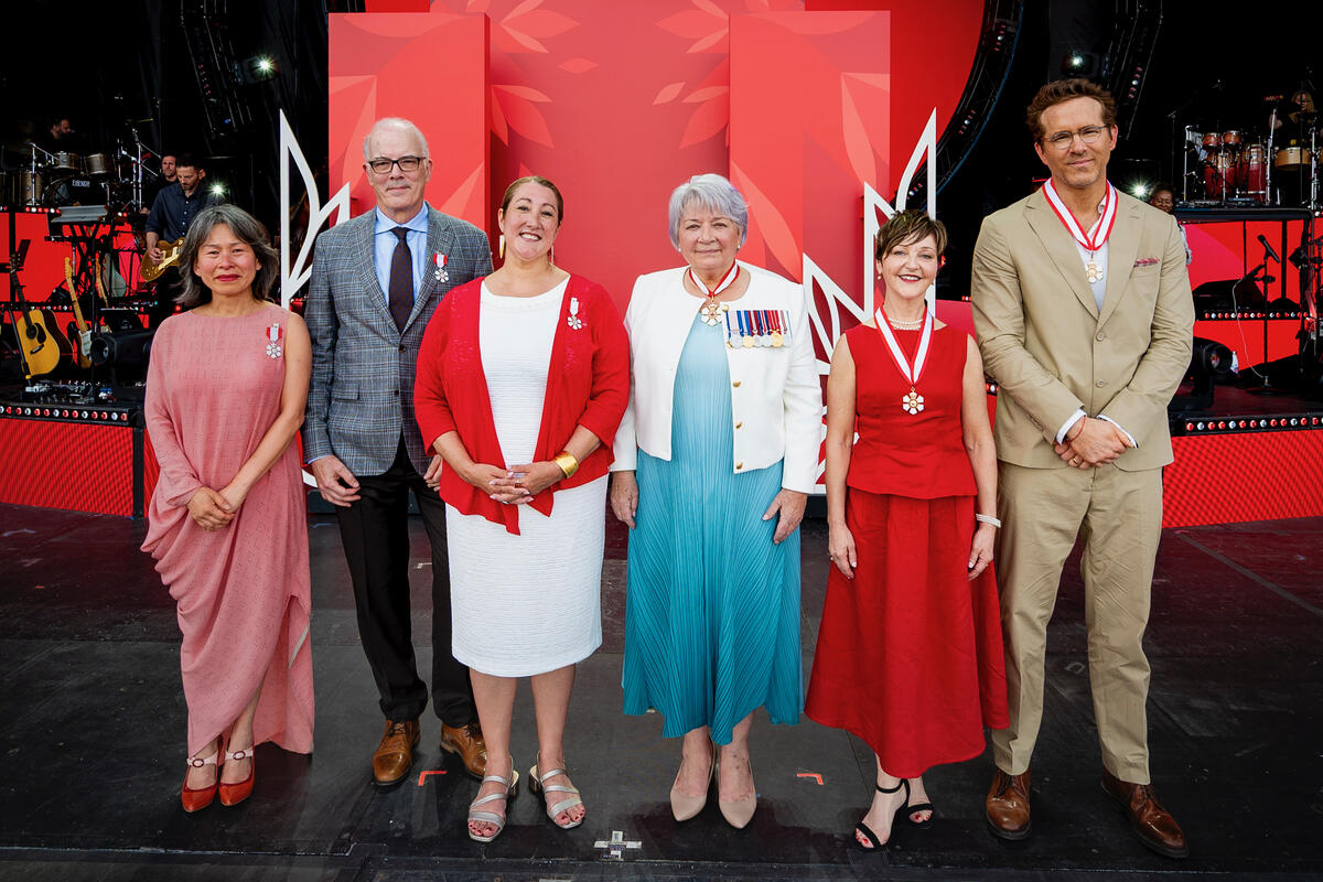(From left to right) Kim Thúy Ly Thanh, Scott Oake, Deantha Rae Edmunds, Governor General Mary Simon, Heather Rankin, Ryan Reynolds.