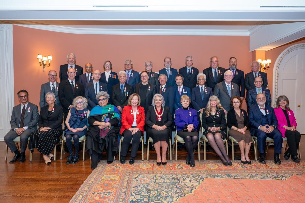 Photo de groupe avec la gouverneure générale Simon et les membres de l'Ordre du Canada.