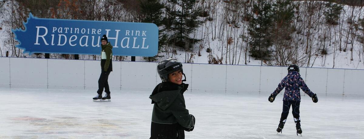 Deux enfants et une adulte patinent sur la Patinoire Rideau Hall Photo: Sandy Irvin, Rideau Hall © OSGG, 2026