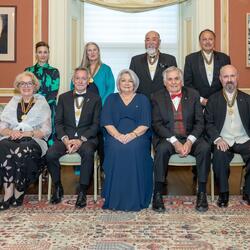 Photo de groupe des lauréats des Prix du Gouverneur général pour les arts du spectacle. La gouverneure générale Simon et M. Fraser sont assis au centre du groupe.