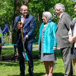 Iceland’s President Guðni Th. Jóhannesson planting a tree on the Rideau Hall grounds. Govenor General Mary Simon, Mr. Fraser and Ms. Eliza Reid are standing behind him.