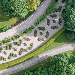 Vue aérienne des terrains de Rideau Hall au printemps.