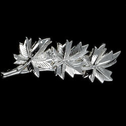 The Governor General’s Commendation for Bravery pin consists of a cluster of frosted maple leaves. It measures 30 mm long and 10 mm wide at its widest point.