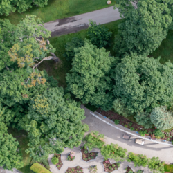 Vue aérienne des terrains de Rideau Hall au printemps.