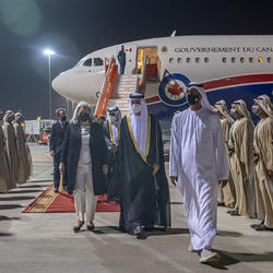 La gouverneure générale Mary Simon est accueillie sur le tarmac de Dubaï.