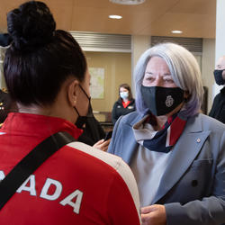 La gouverneure générale Mary Simon s'entretient avec un athlète d'Équipe Canada.