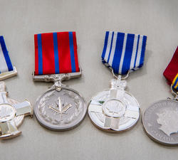 Photos des médailles qui seront remises lors de la cérémonie de remise des distinctions honorifiques mixtes à Rideau Hall.